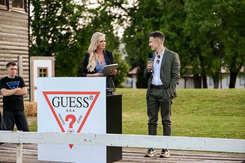 GUESS 118