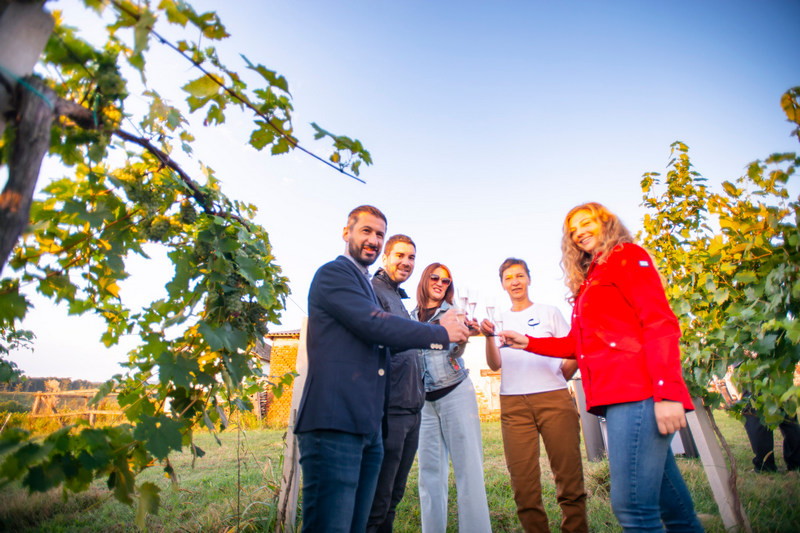 Direktor tvrtke Osilovac Ivan Maričić s timom nazdravlja prvoj berbi 