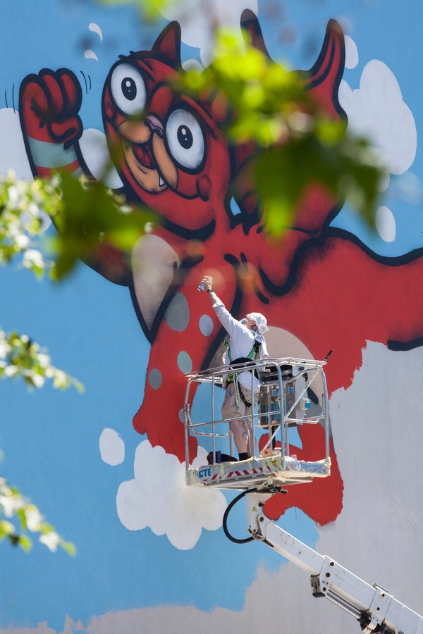 Lunar oslikava pročelje zagrebačke zgrade na Prilazu baruna Filipovića