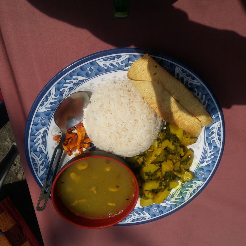 Vegetarijanska hrana kakvu poslužuju u selima i domovima uz putjpg