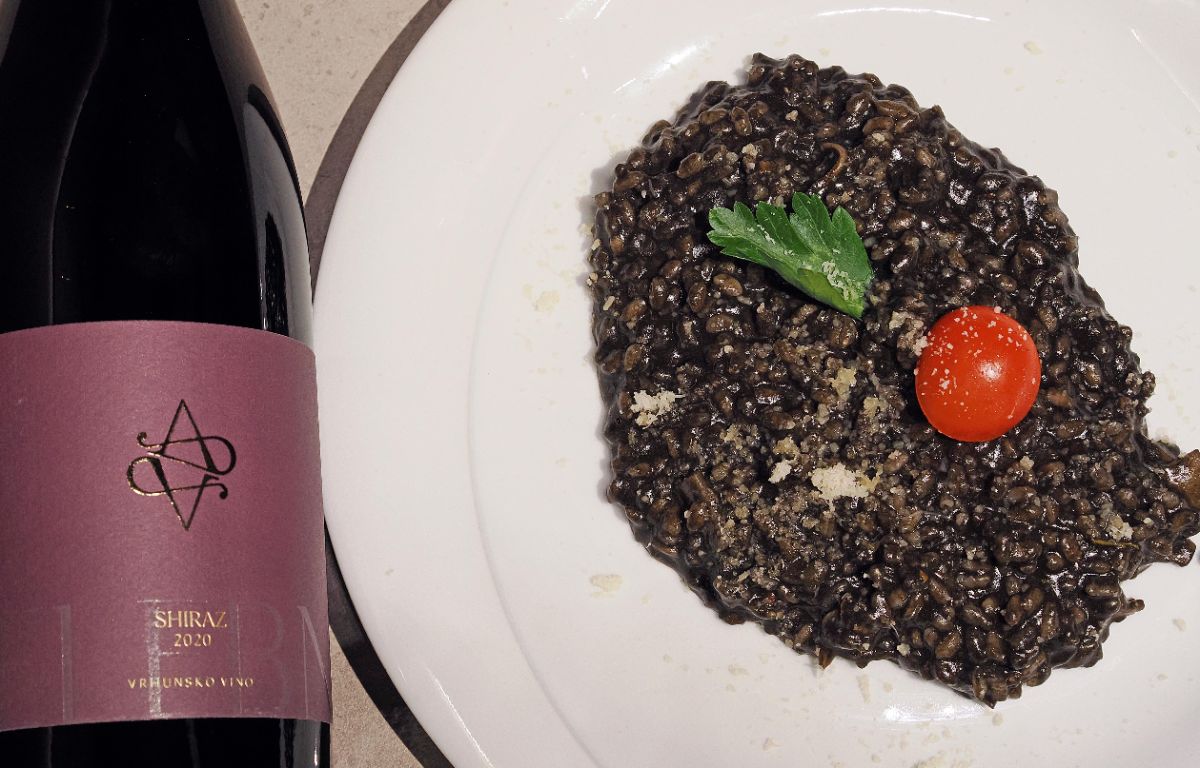 6.Velebna Shiraz 2020 Crni rižoto s plodovima mora