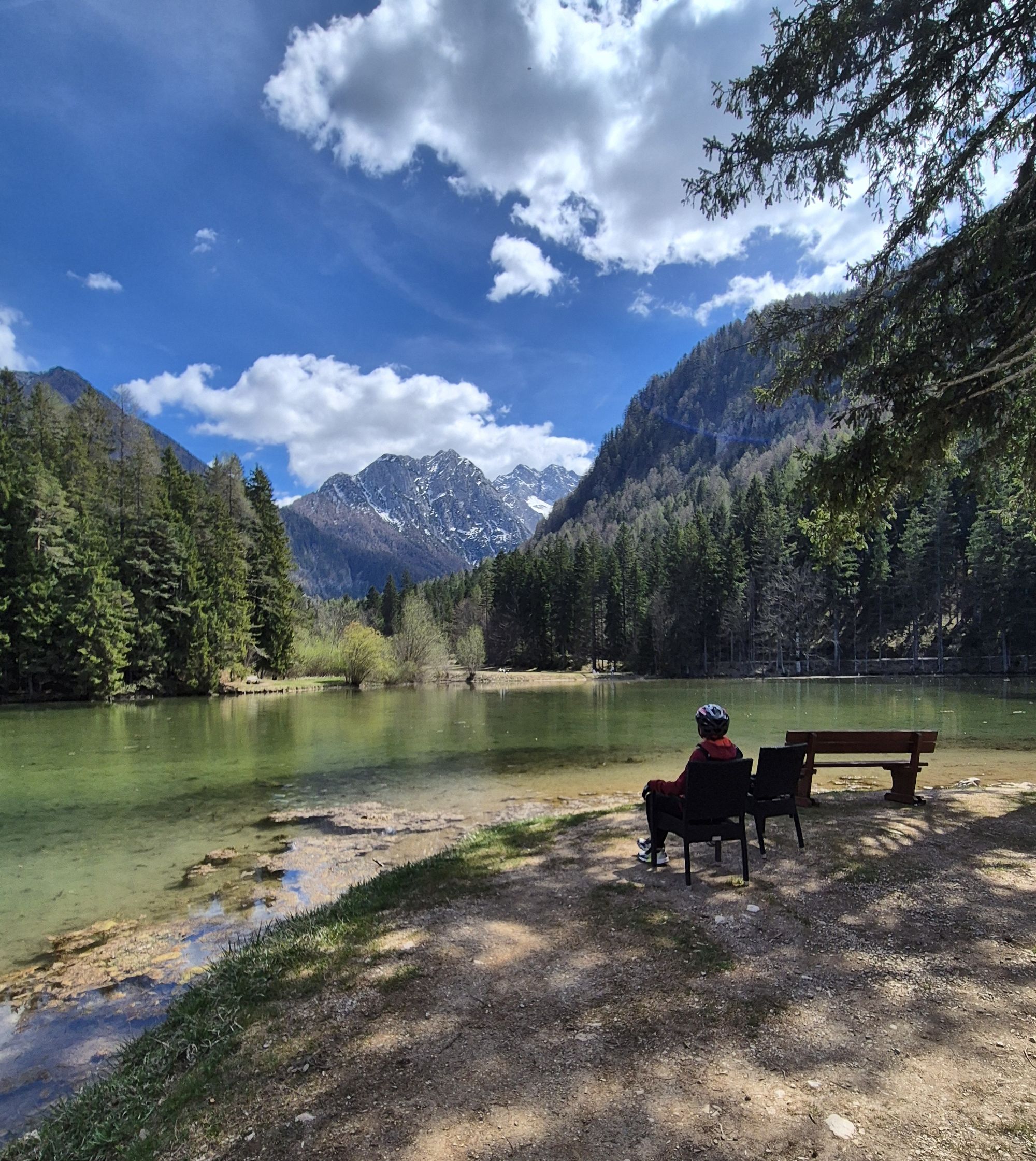 Prostorna progresija od Jezerskog i alpskog krajolika do Postojne, podzemnih sustava i arhitekture integrirane u stijenu