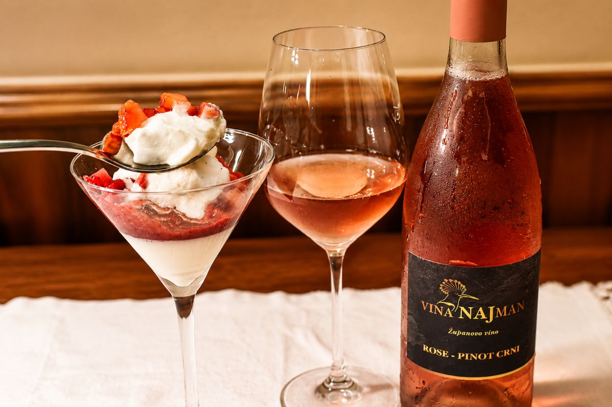 12 Najman Rose Pinot crni poluslatki
