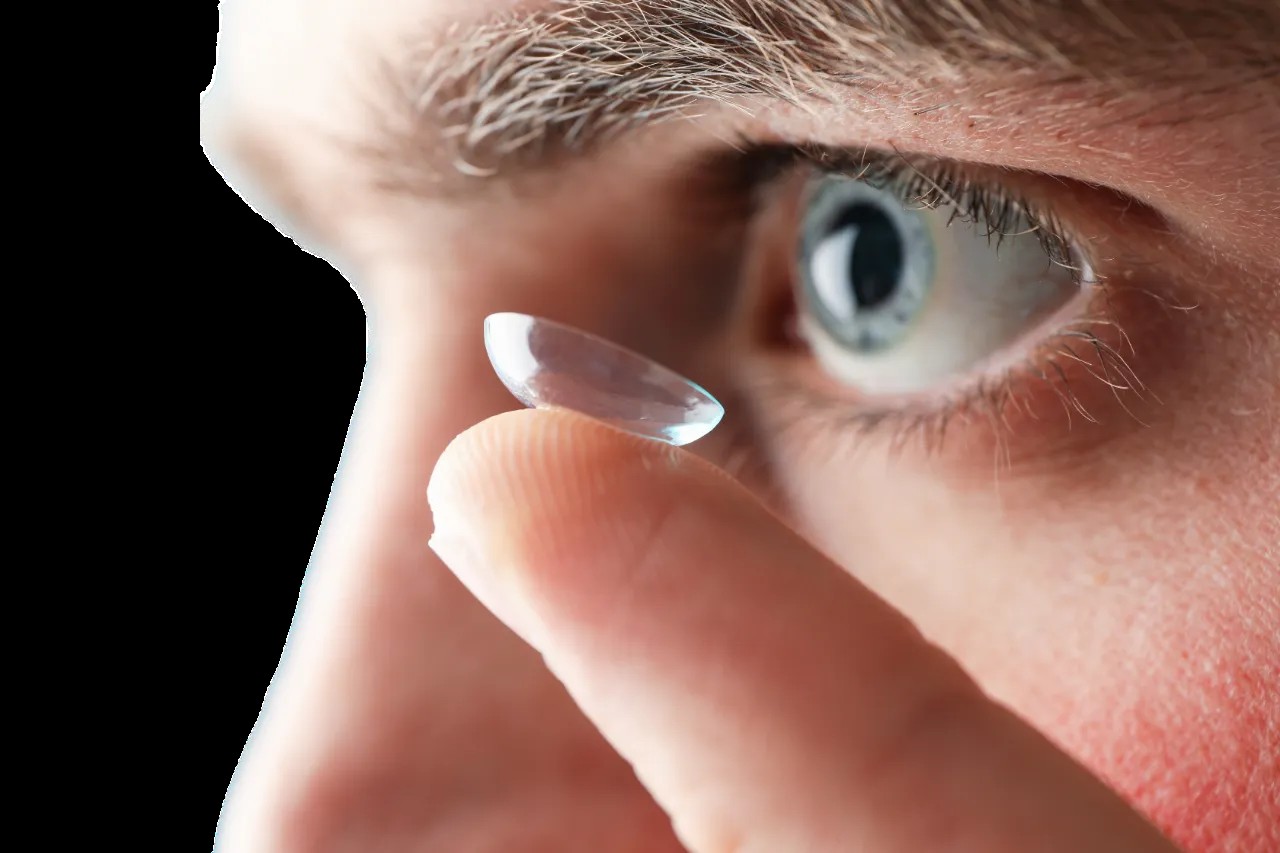 DAT EMEA Photo Trust your eyes inserting contact lens
