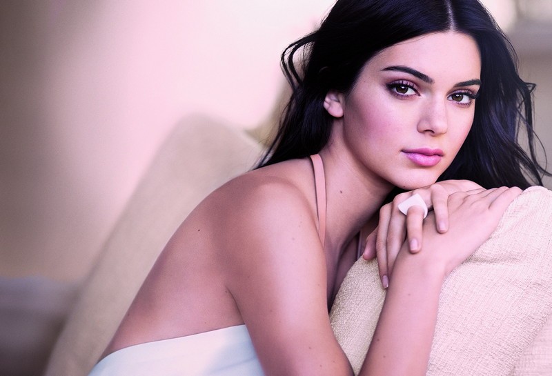DoubleWearNudeCushionStick Model KendallJenner Global ExpiryDecemeber2016