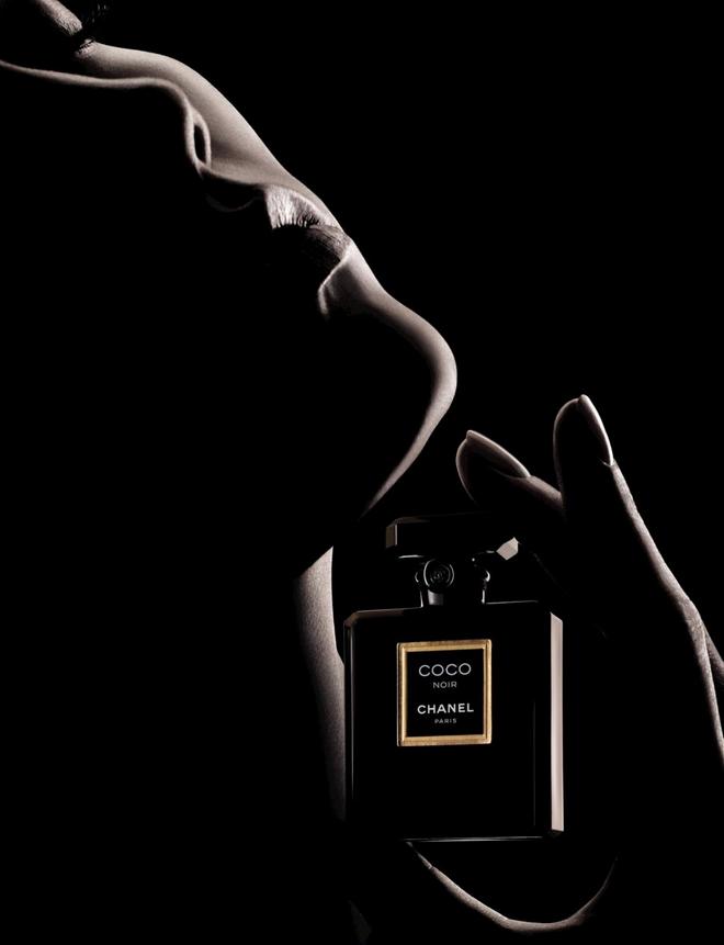 karlie-kloss-poses-coco-noir-chanel