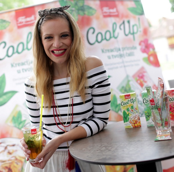 Ana Stunić uživa u Franck CoolUp napitku cr