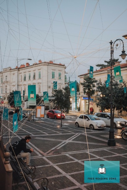 Opatija FRZ instalacija 003 s logom