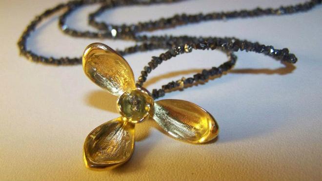 Schneeglöckchen Kette 750 Gold mit Rohdiamanten