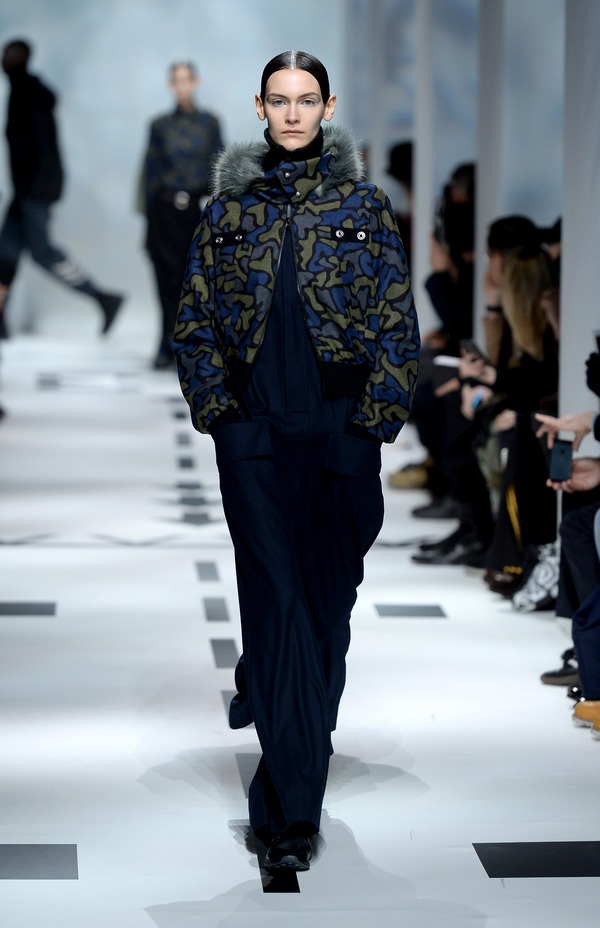 533437873FB00015 Y 3 Runway