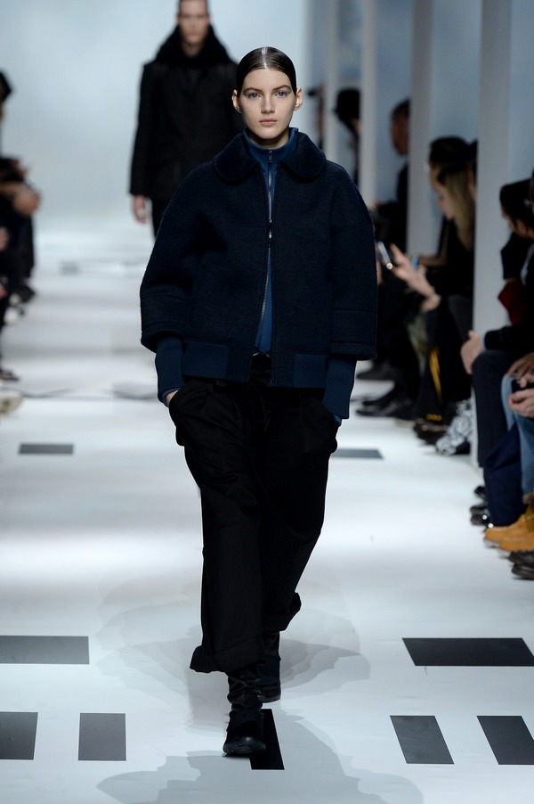 533437873FB00027 Y 3 Runway