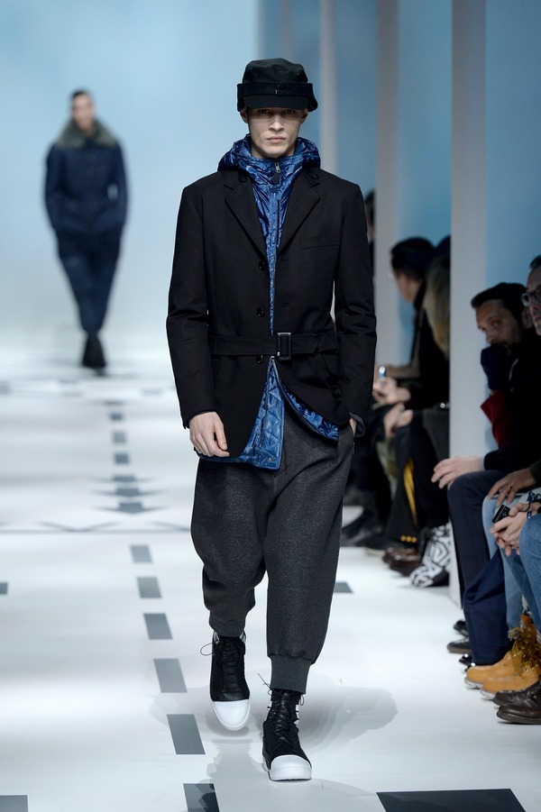 533437873FB00032 Y 3 Runway