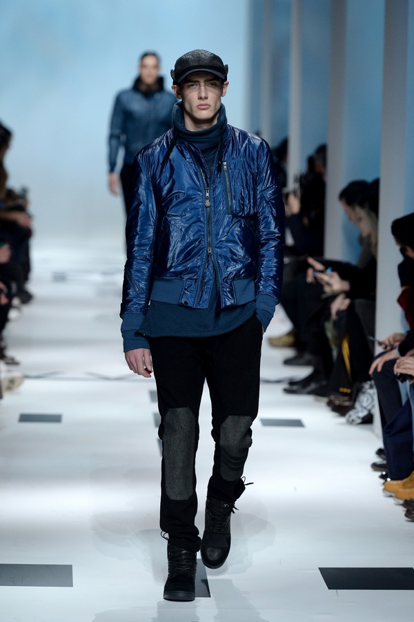 533437873FB00049 Y 3 Runway