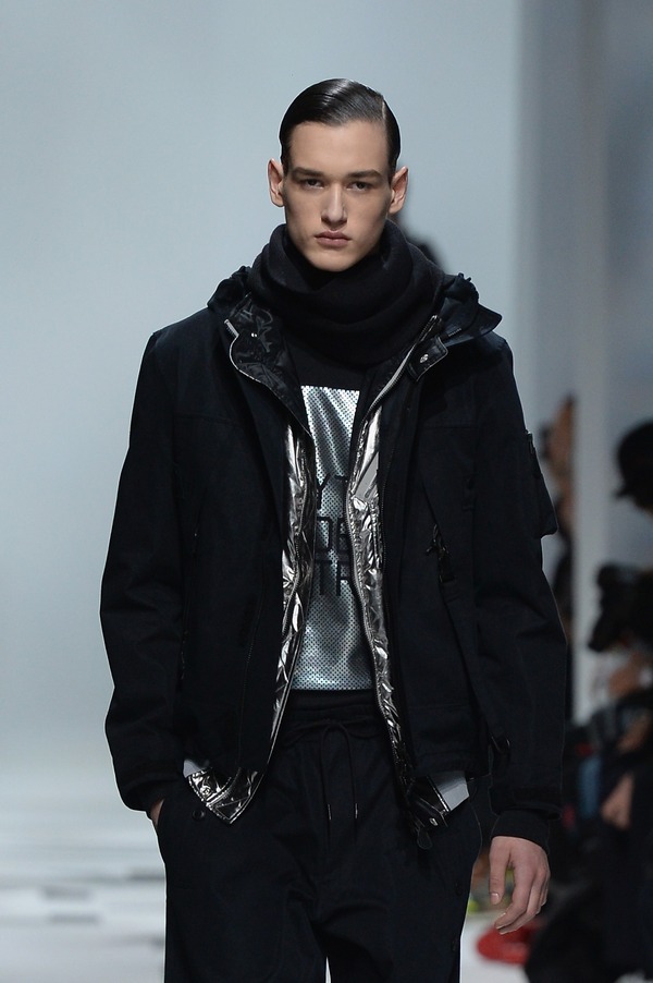 533437873FB00056 Y 3 Runway