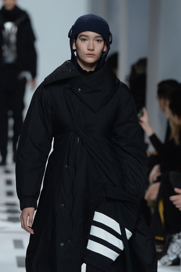 533437873FB00057 Y 3 Runway