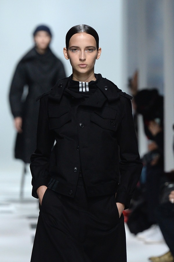 533437873FB00058 Y 3 Runway