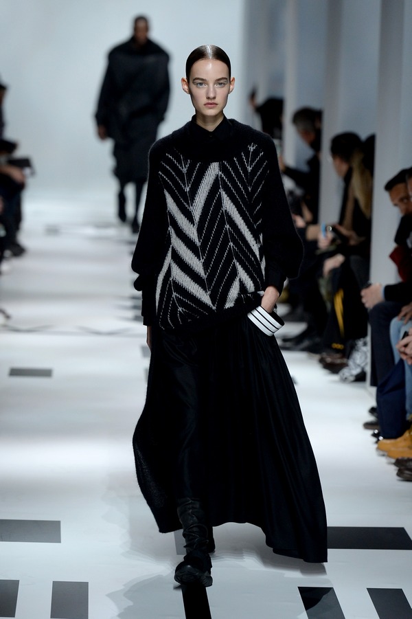 533437873FB00065 Y 3 Runway