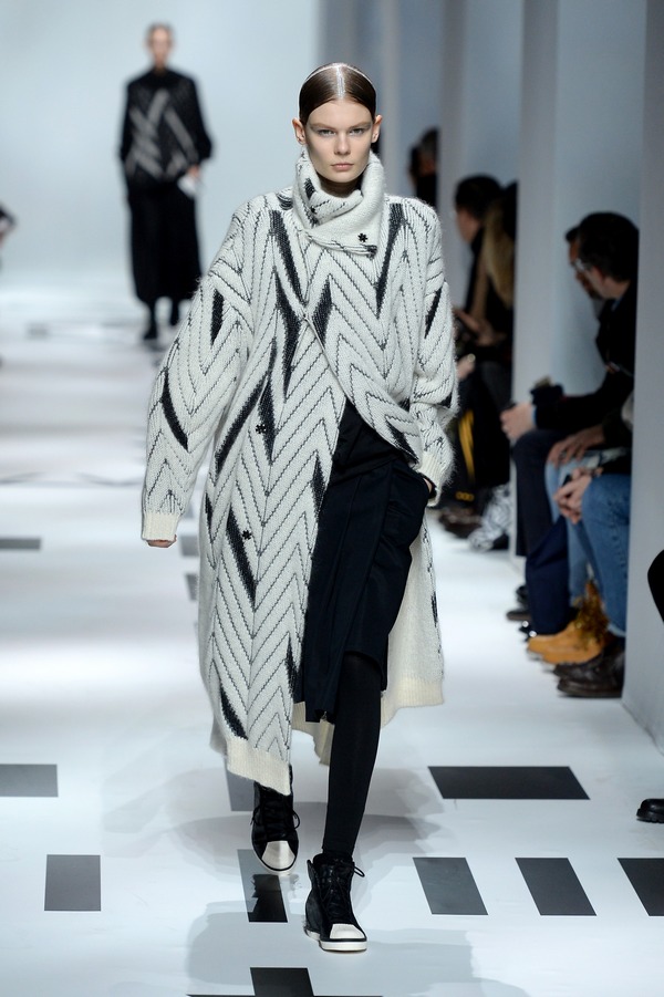 533437873FB00066 Y 3 Runway
