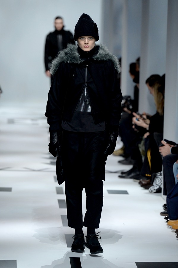 533437873FB00068 Y 3 Runway