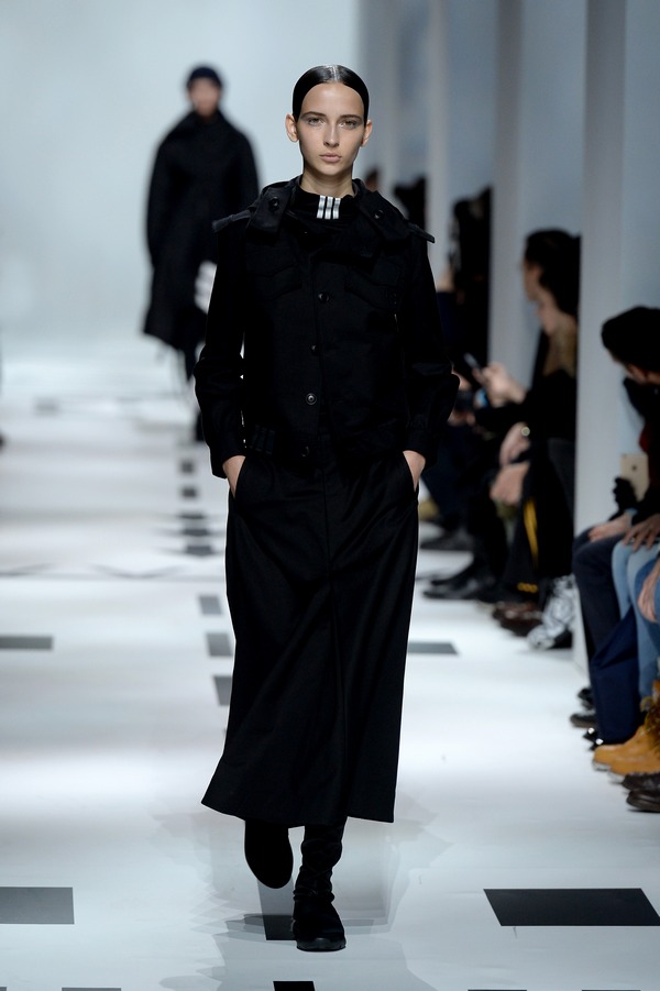 533437873FB00070 Y 3 Runway