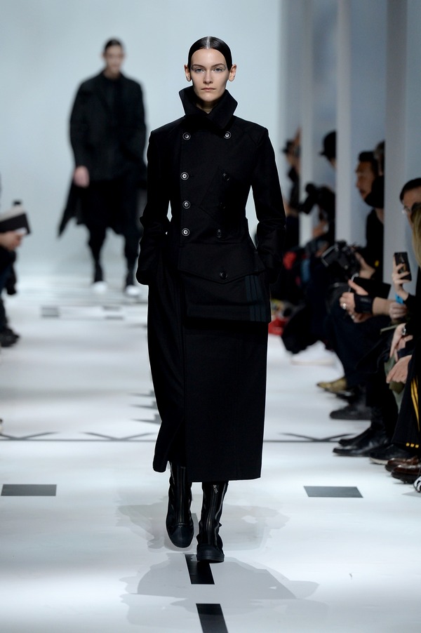 533437873FB00072 Y 3 Runway