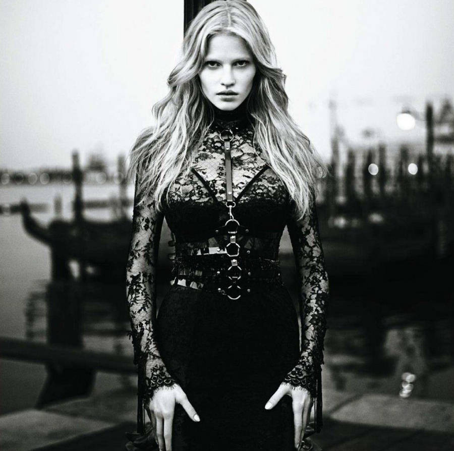 Lara-Stone-Vogue-Japan-November-13