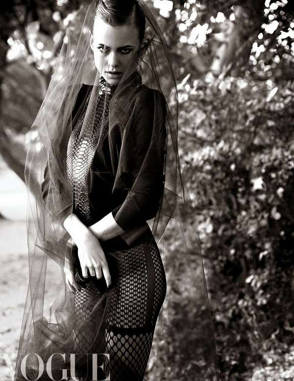 Behati-Prinsloo -Vogue-Mexico--06