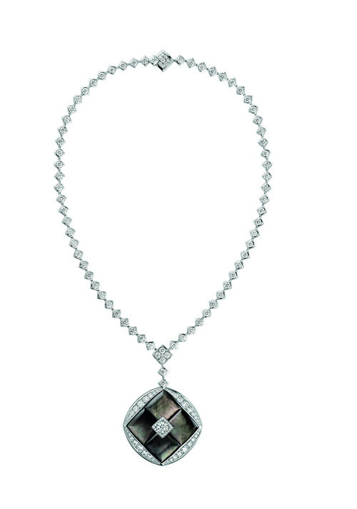COLLIER SIGNATURE DE NACRE Fond Blanc