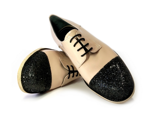 DERBY NUDE LACK WITH BLACK STRAS cr
