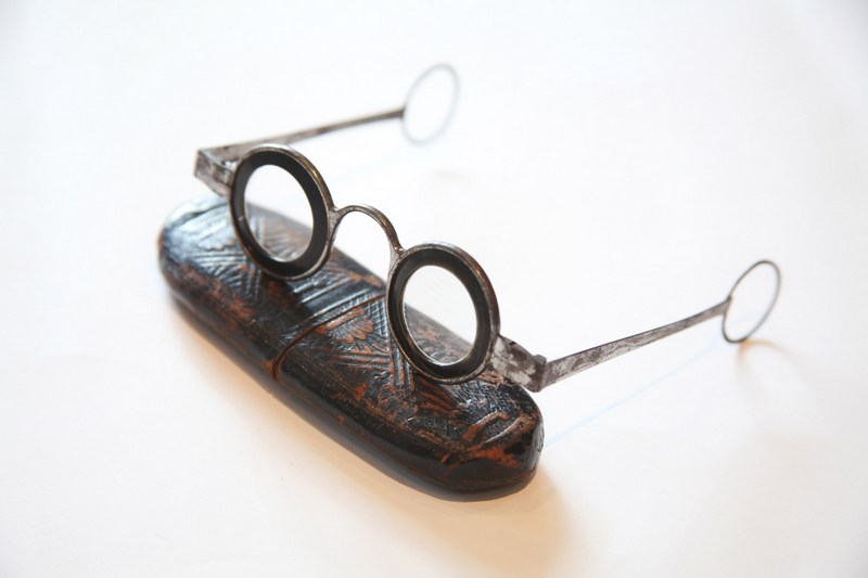 museum glasses4