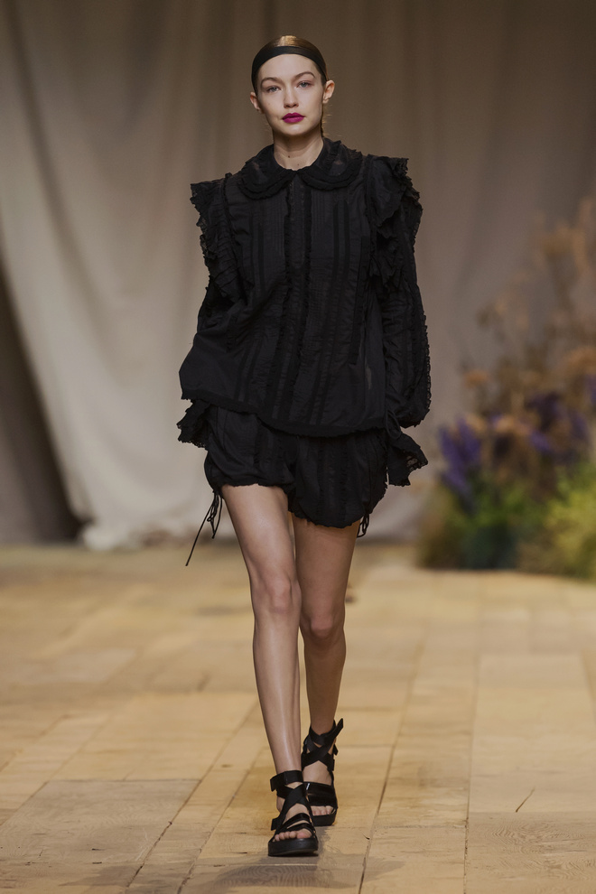 01 hm studio ss17 runway gigi hadid
