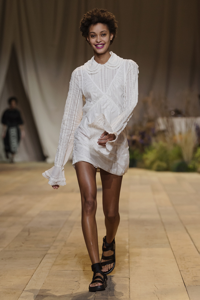 01 hm studio ss17 runway gigi hadid