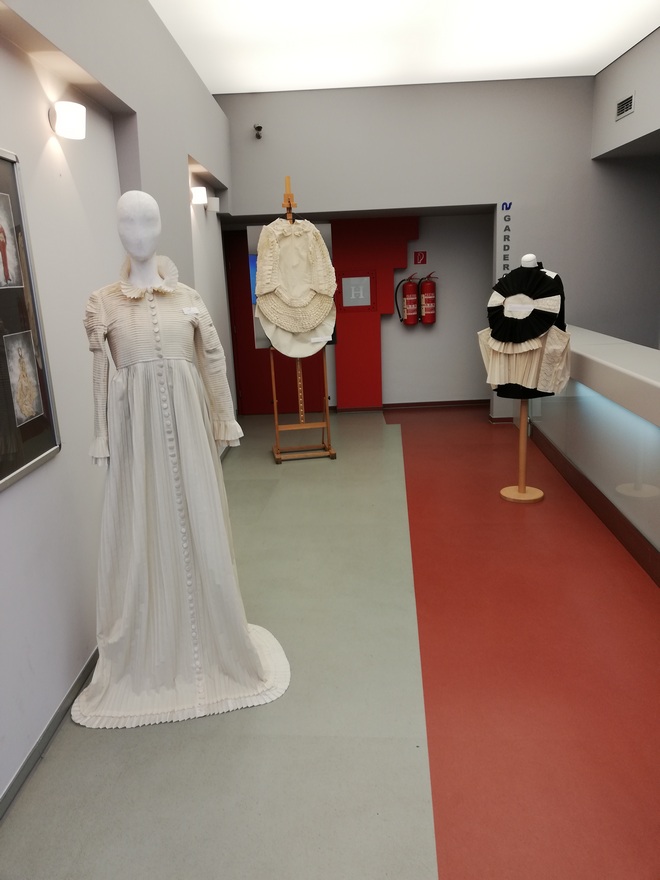 426px jane avril by toulouse lautrec