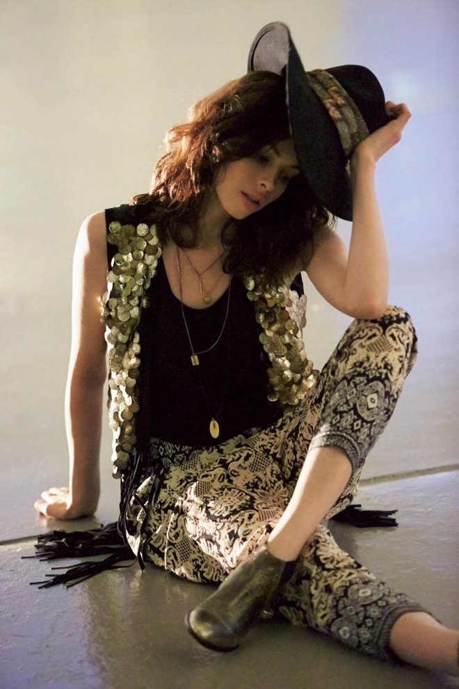 700x1050xcharlotte-kemp-muhl-9.jpg.pagespeed.ic.aGFh2SW7Oo
