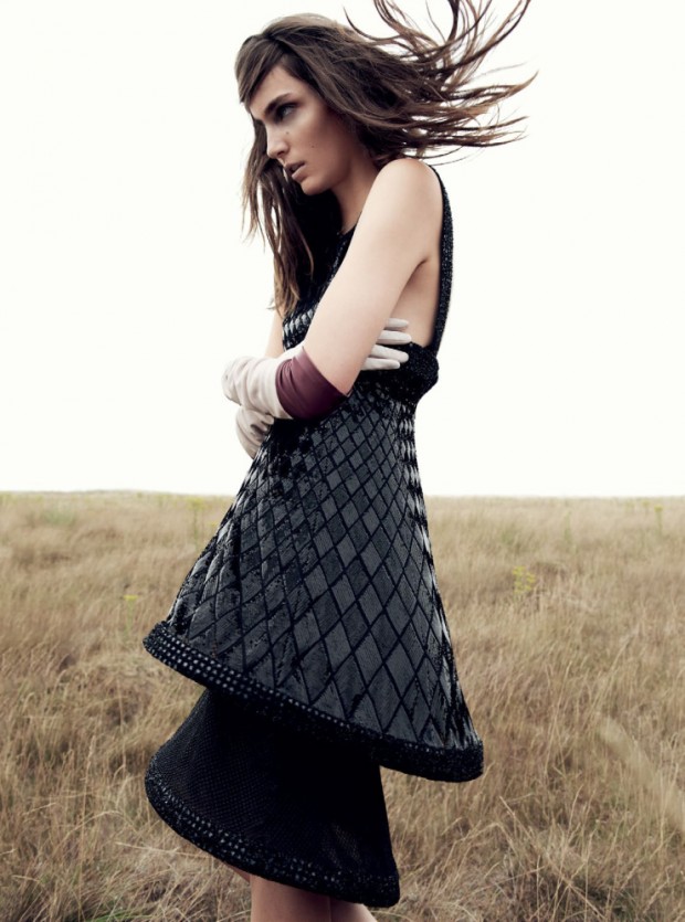 suzanne-bijoch-by-regan-cameron-for-harper s-bazaar-uk-november-2015-1-620x835