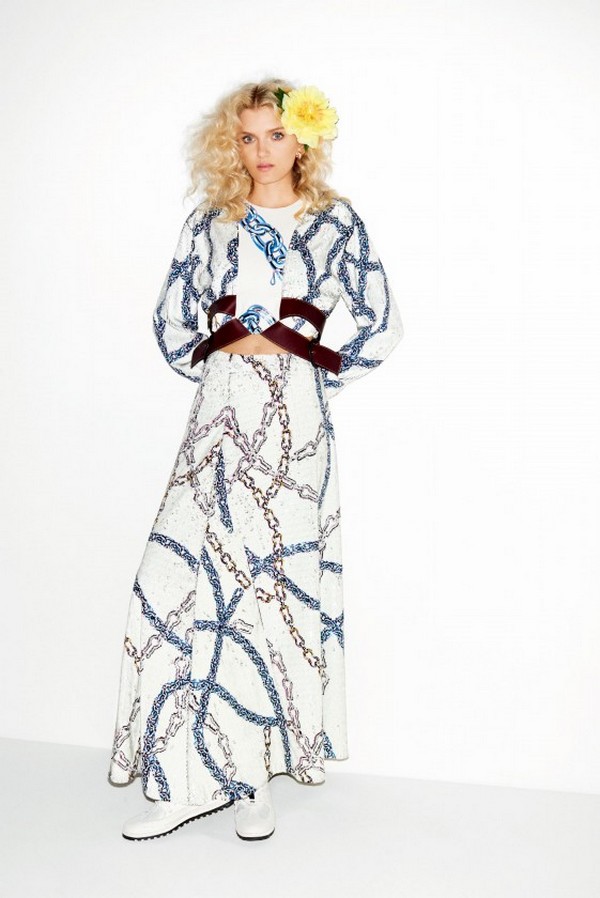 Vogue-Japan-January-2016-Lily-Donaldson-by-Katja-Rahlwes-061-561x840