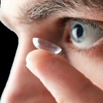 Nova generacija kontaktnih leća stigla u Livision optike # više udobnosti i jasnoće za svakodnevne izazove uz promociju 1+1 DAT EMEA Photo Trust your eyes inserting contact lens